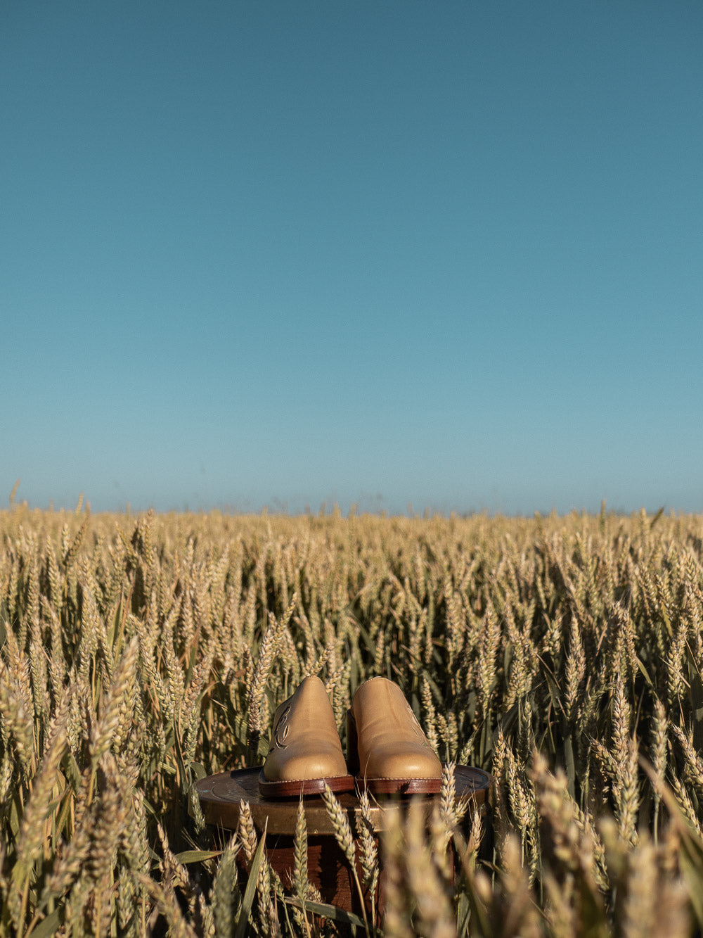 These flower clogs in tan are handcrafted in Spain by Sendra. It is made of the finest leather which adjusts and mould to fit your feet perfectly. The boots are true to size and go with any style. Whenever you're a vintage 70s babe, bohemian soul, 90s girl, western cowgirl or just .. it will be an investment piece that will spice up any outfit.