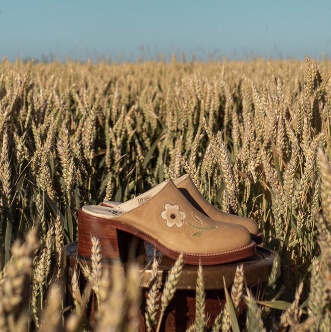 These flower clogs in tan are handcrafted in Spain by Sendra. It is made of the finest leather which adjusts and mould to fit your feet perfectly. The boots are true to size and go with any style. Whenever you're a vintage 70s babe, bohemian soul, 90s girl, western cowgirl or just .. it will be an investment piece that will spice up any outfit.