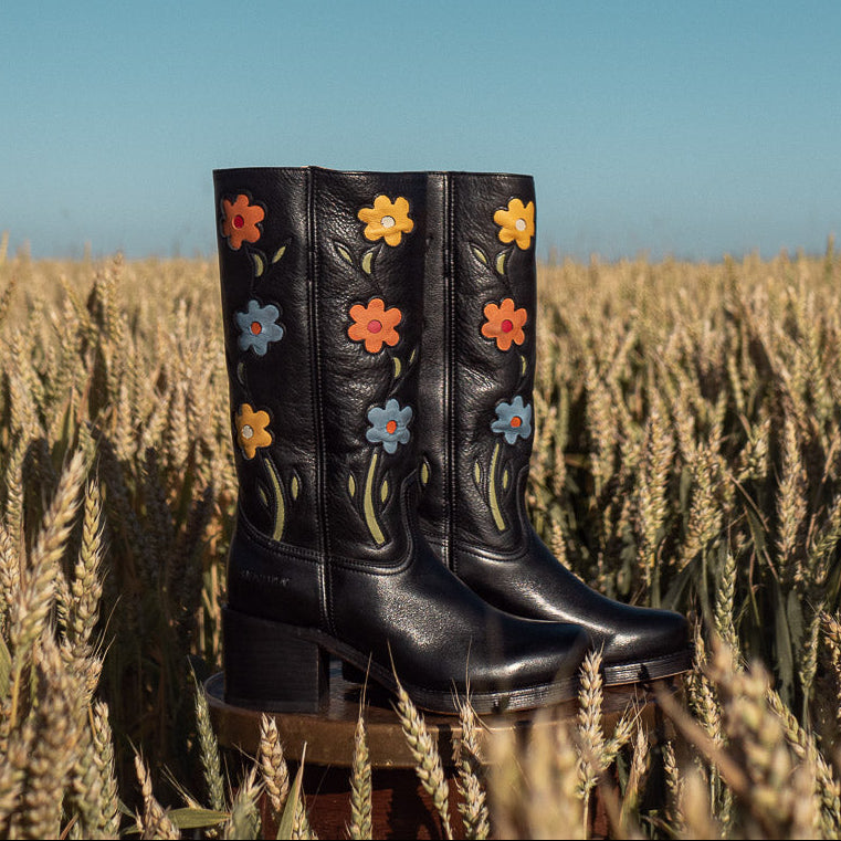 Sendra leather flower boots black 